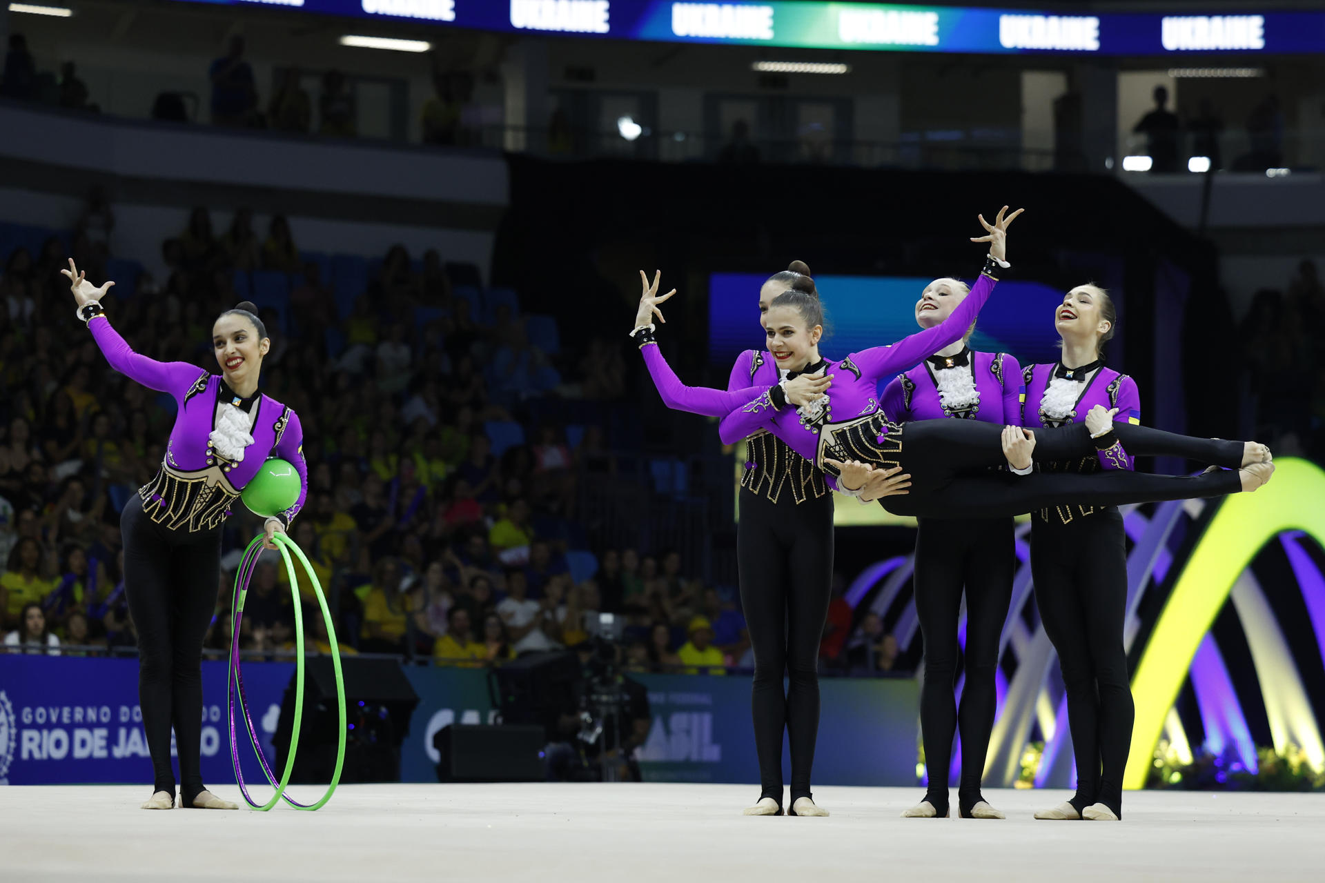 Gimnastas del equipo de Ucrania compiten en la categoría de gimnasia rítmica con aro y pelota este domingo, en el Campeonato Mundial de Gimnasia Rítmica en Río de Janeiro (Brasil). EFE/ Antonio Lacerda