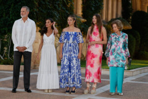 (i-d) Los reyes Felipe VI y Letizia, la princesa Leonor, la infanta Sofía y la reina Sofía ofrecen la tradicional recepción a las autoridades de Baleares y a una representación de la sociedad balear, este lunes en el Palacio de Marivent. EFE/Ballesteros