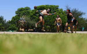 Integrantes de un grupo de cultura prehispánica participan en la representación de un juego de pelota, en el marco del Día Internacional de los Pueblos Indígenas este domingo en la zona arqueológica de 'Guachimontones', municipio de Teuchitlán, Jalisco (México). EFE/ Francisco Guasco