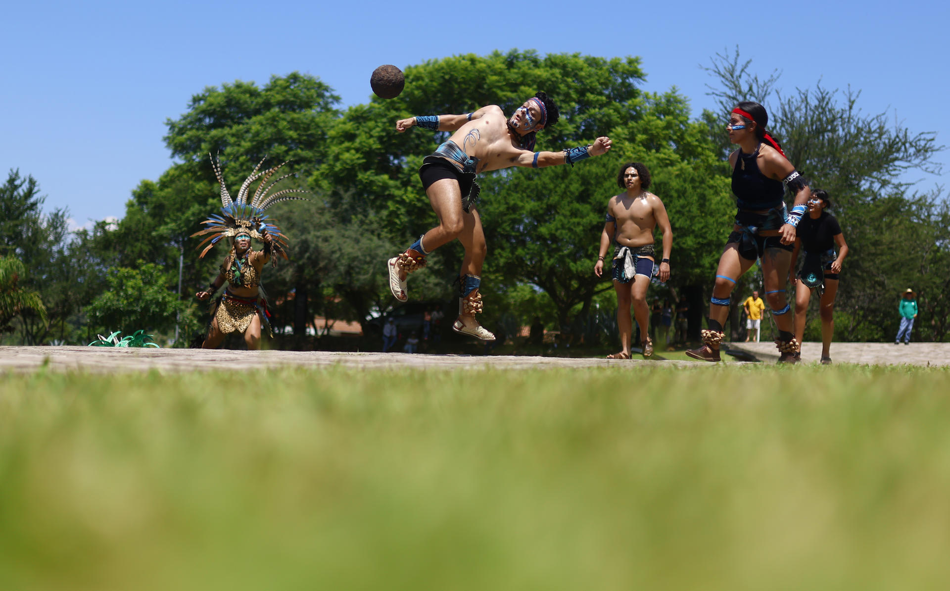 Integrantes de un grupo de cultura prehispánica participan en la representación de un juego de pelota, en el marco del Día Internacional de los Pueblos Indígenas este domingo en la zona arqueológica de 'Guachimontones', municipio de Teuchitlán, Jalisco (México). EFE/ Francisco Guasco