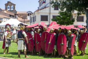 Desfile de tropas Romanas y Numantinas, asi como demostraciones didácticas se llevan a cabo por vecinos del pueblo de Garray este sábado. EFE/ Wifredo García Álvaro