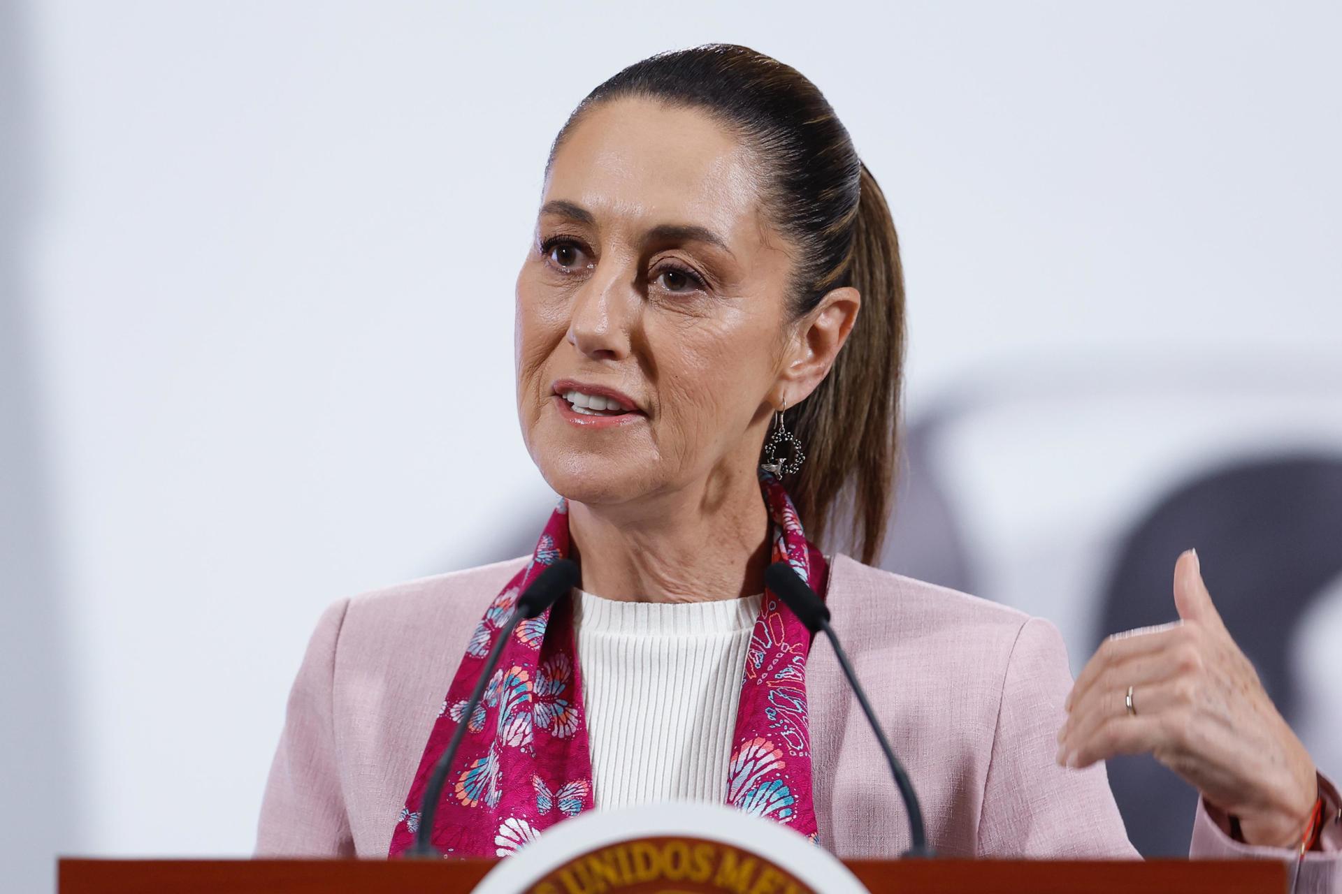 La presidenta de México Claudia Sheinbaum, participa durante una rueda de prensa este jueves, en Palacio Nacional de la Ciudad de México (México). EFE/Sáshenka Gutiérrez
