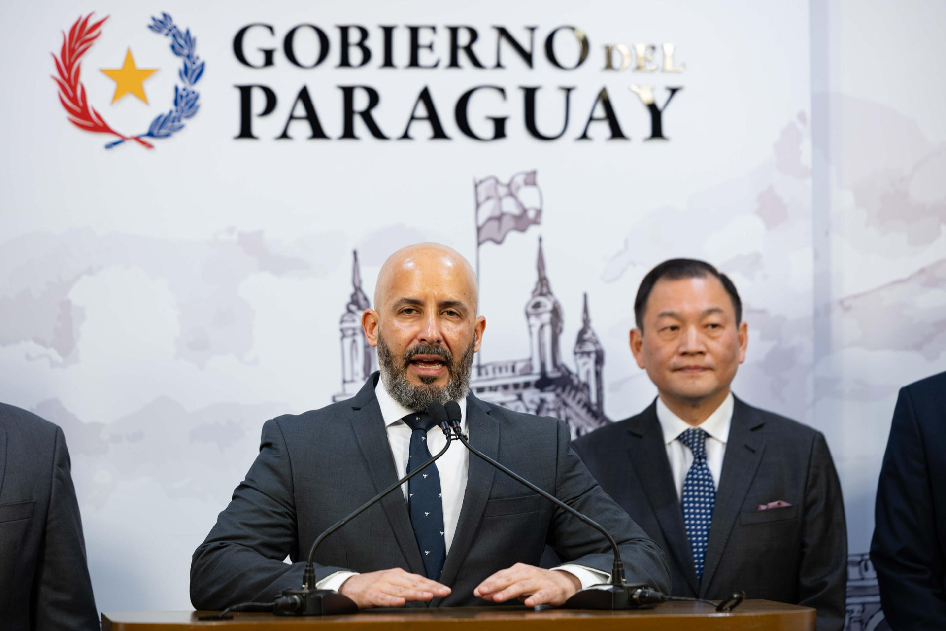 Fotografía cedida del rector de la Universidad Politécnica Taiwán Paraguay, Jorge Duarte (i), hablando en una conferencia de prensa en presencia del embajador de Taipéi en Asunción, José Chih-Cheng Han, este 19 de agosto de 2025, en Asunción. EFE/ Presidencia De Paraguay