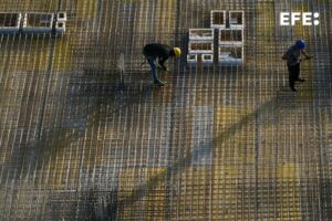 En Vitoria dos trabajadores de la construcción a primera hora de este lunes en el que será un día más de la larga ola de calor que azota a toda España. EFE/L. Rico