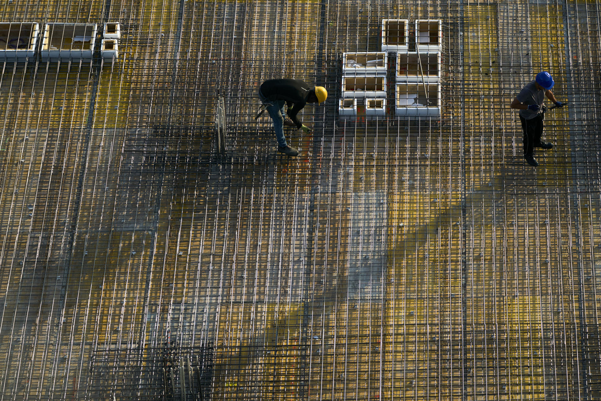 En Vitoria dos trabajadores de la construcción a primera hora de este lunes en el que será un día más de la larga ola de calor que azota a toda España. EFE/L. Rico