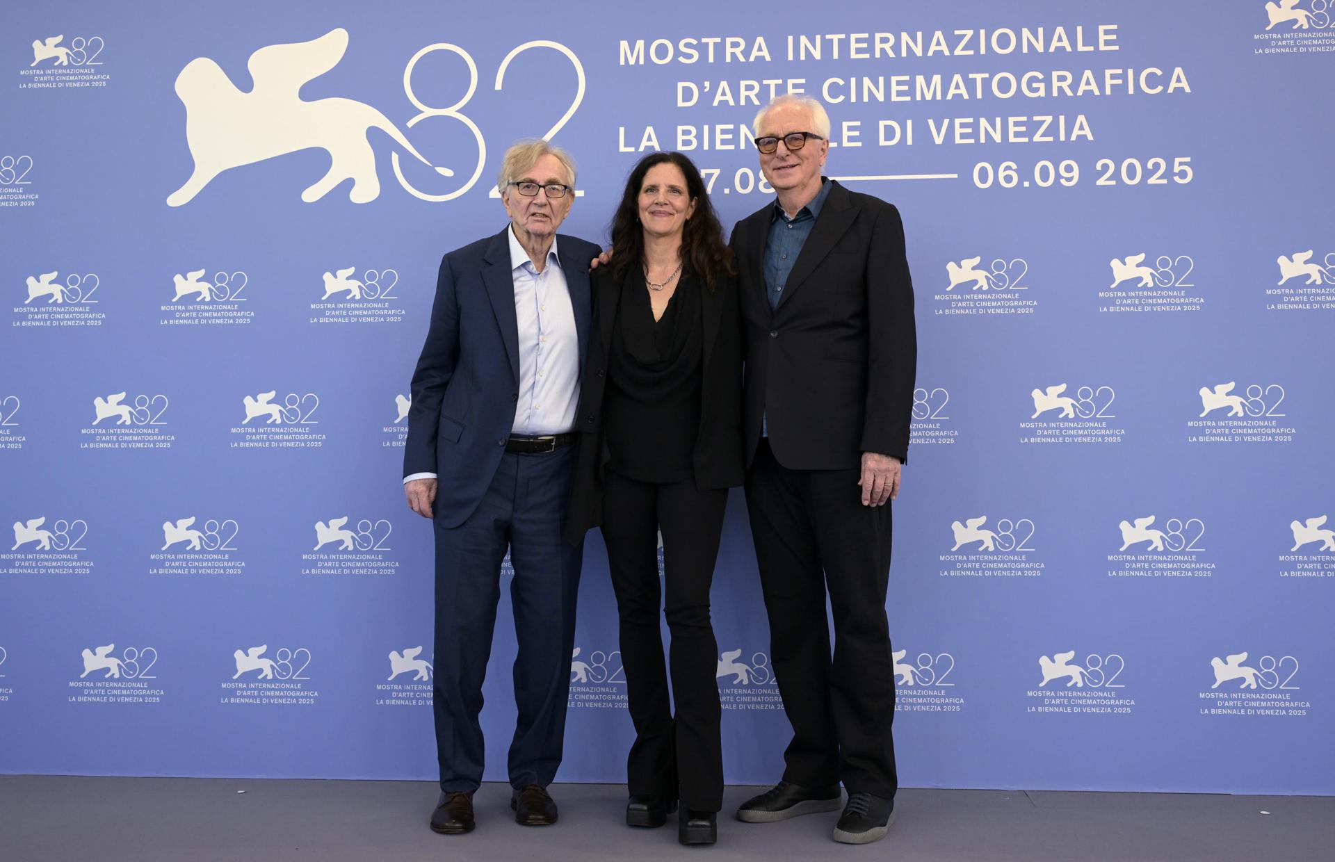 Seymour Hersh, Laura Poitras y Mark Obenhaus durante el Festival de Venecia. EFE/EPA/RICCARDO ANTIMIANI
