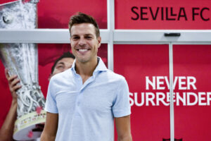 El defensor internacional César Azpilicueta ha llegado este viernes a la capital andaluza para pasar el reconocimiento médico previo a su fichaje como agente libre por el Sevilla, con el que se comprometerá por una temporada con opción a una segunda. EFE/ David Arjona
