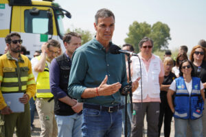 El presidente del Gobierno, Pedro Sánchez (c); el presidente de la Xunta de Galicia, Alfonso Rueda (d), y el ministro del Interior, Fernando Grande-Marlaska, este domingo pasado en el Centro de Coordinación Operativo Contraincendios de Ourense (Galicia). EFE/ Brais Lorenzo