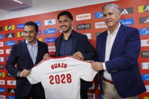 Fotografía de Julio Muñoz, en la que puede verse en una imagen del pasado 15 de julio al defensa chileno Gabriel Suazo (c), durante su presentación como futbolista del Sevilla. EFE