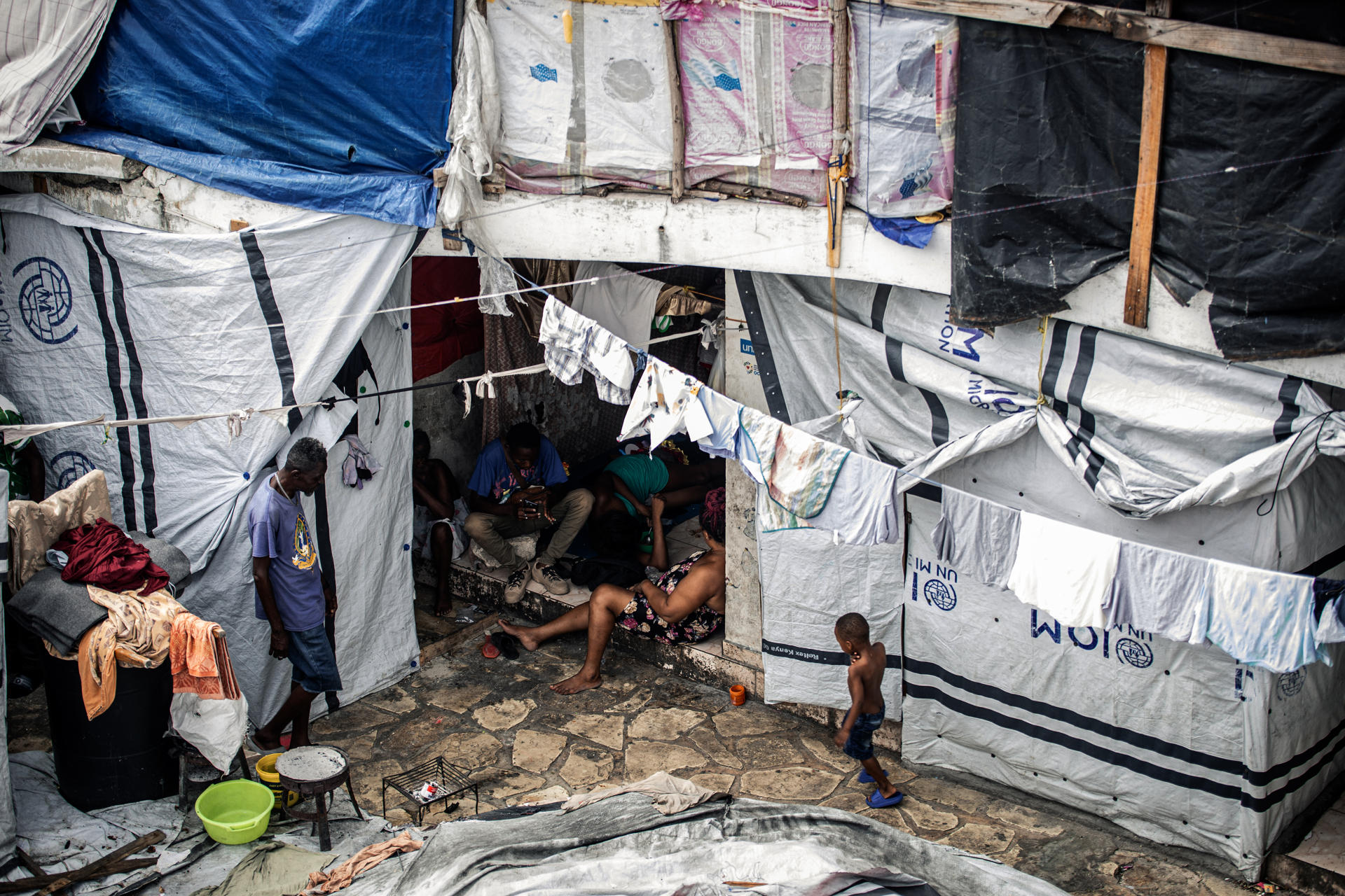 Fotografía de personas en un campamento de refugiados, en Puerto Príncipe (Haití). EFE/ Mentor David Lorens
