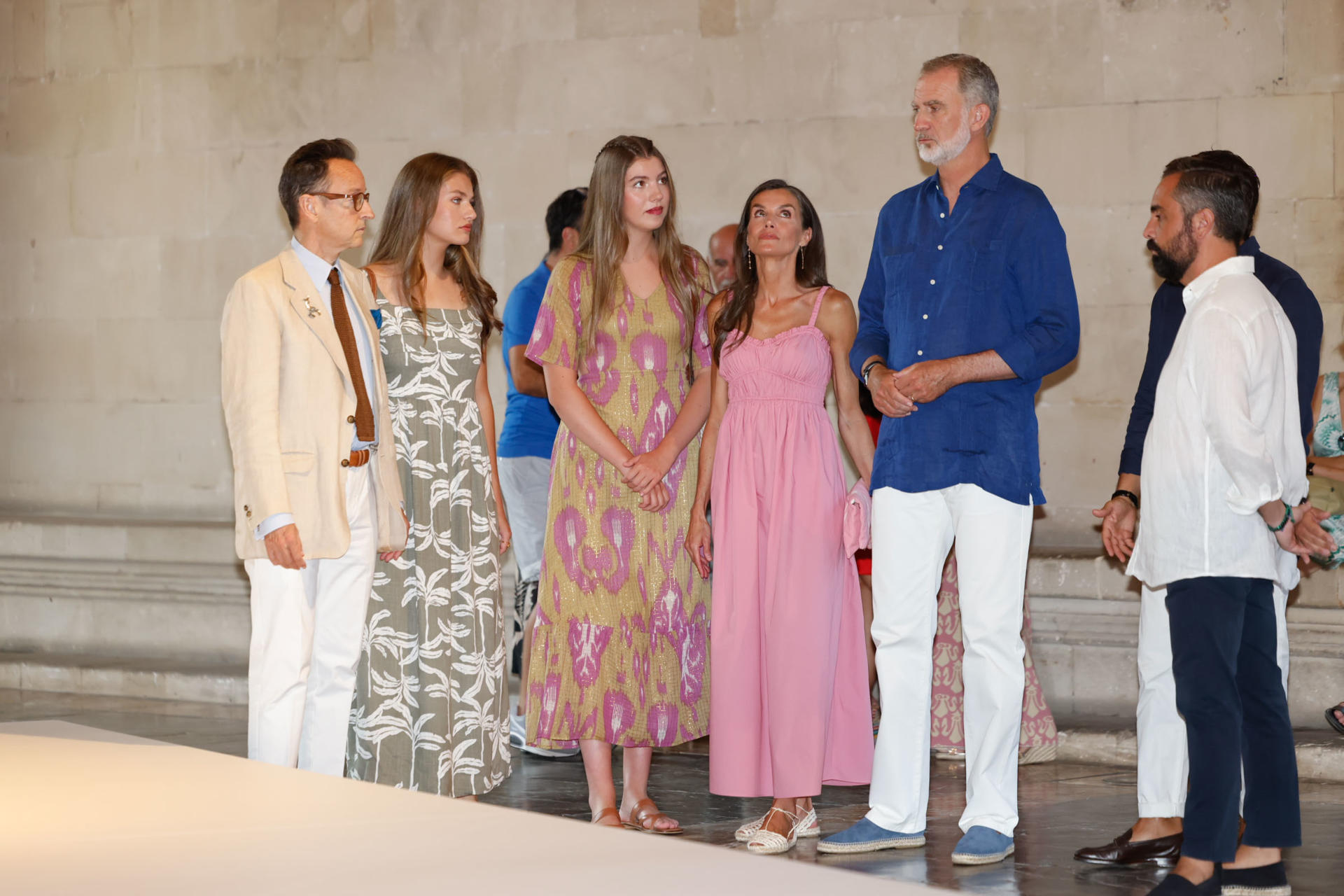 Los reyes Felipe VI (3d) y Letizia (c), la princesa Leonor (2i) y la infanta Sofía (3i), visitan la exposición de Joan Miró este martes en la Lonja de Palma. EFE/Cati Cladera