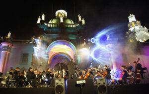 Fotografía de archivo de una presentación de la Orquesta Sinfónica Juvenil del Ecuador, durante uno de los festivales 'Quito, Luz de América", frente a la Catedral y la Plaza Independencia, en la capital ecuatoriana. EFE/Guillermo Legaria