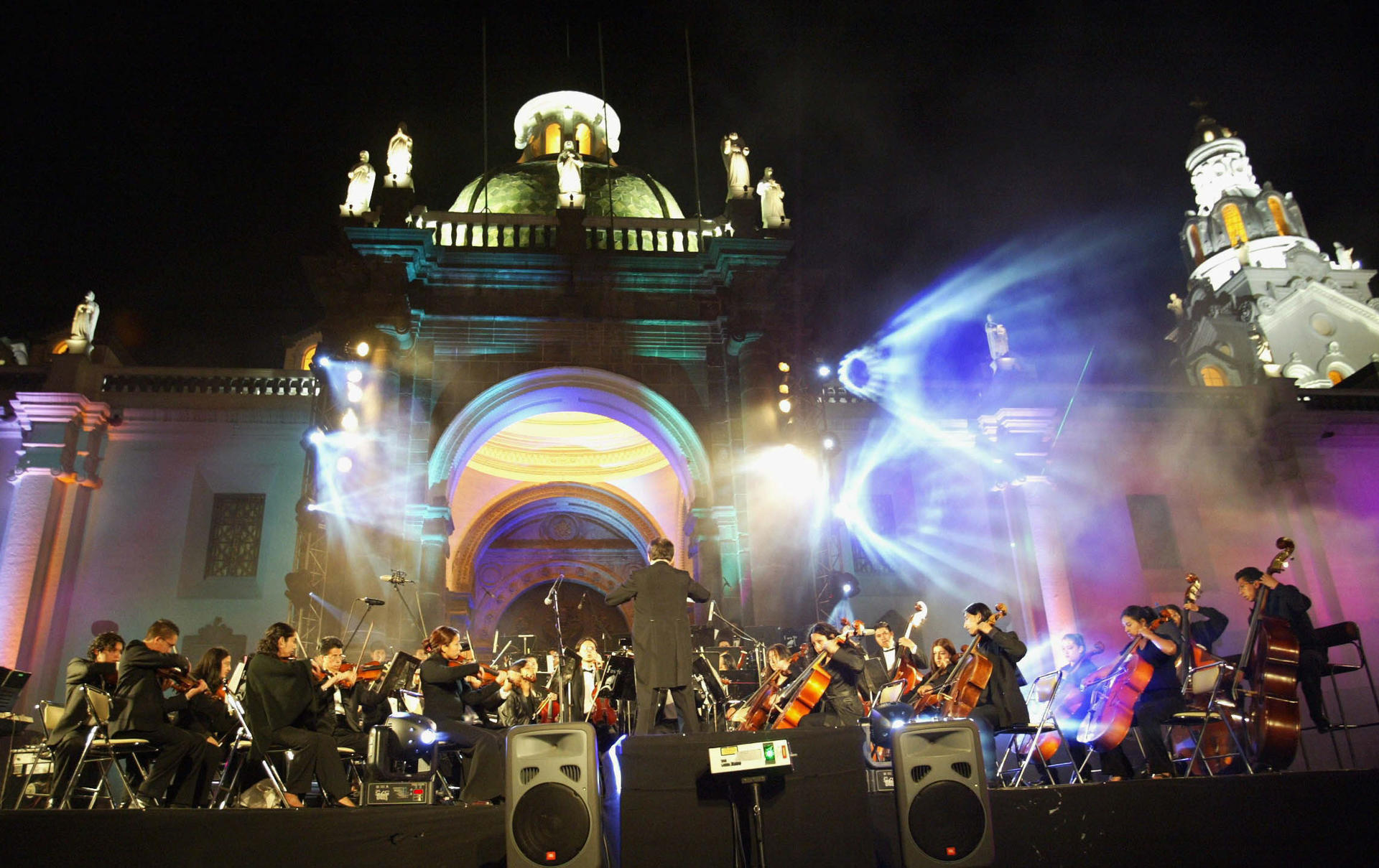 Fotografía de archivo de una presentación de la Orquesta Sinfónica Juvenil del Ecuador, durante uno de los festivales 'Quito, Luz de América", frente a la Catedral y la Plaza Independencia, en la capital ecuatoriana. EFE/Guillermo Legaria