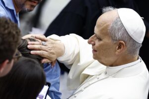 El papa León XIV (R) bendice a un fiel durante la Audiencia General semanal en el Aula Pablo VI, Ciudad del Vaticano, 13 de agosto de 2025. (Papa) 
EFE/EPA/ANGELO CARCONI
//////////
Vatican City (Vatican City State (Holy See)), 13/08/2025.- Pope Leo XIV (R) blesses a faithful during the weekly General Audience in the Paul VI Hall, Vatican City, 13 August 2025. (Papa) EFE/EPA/ANGELO CARCONI