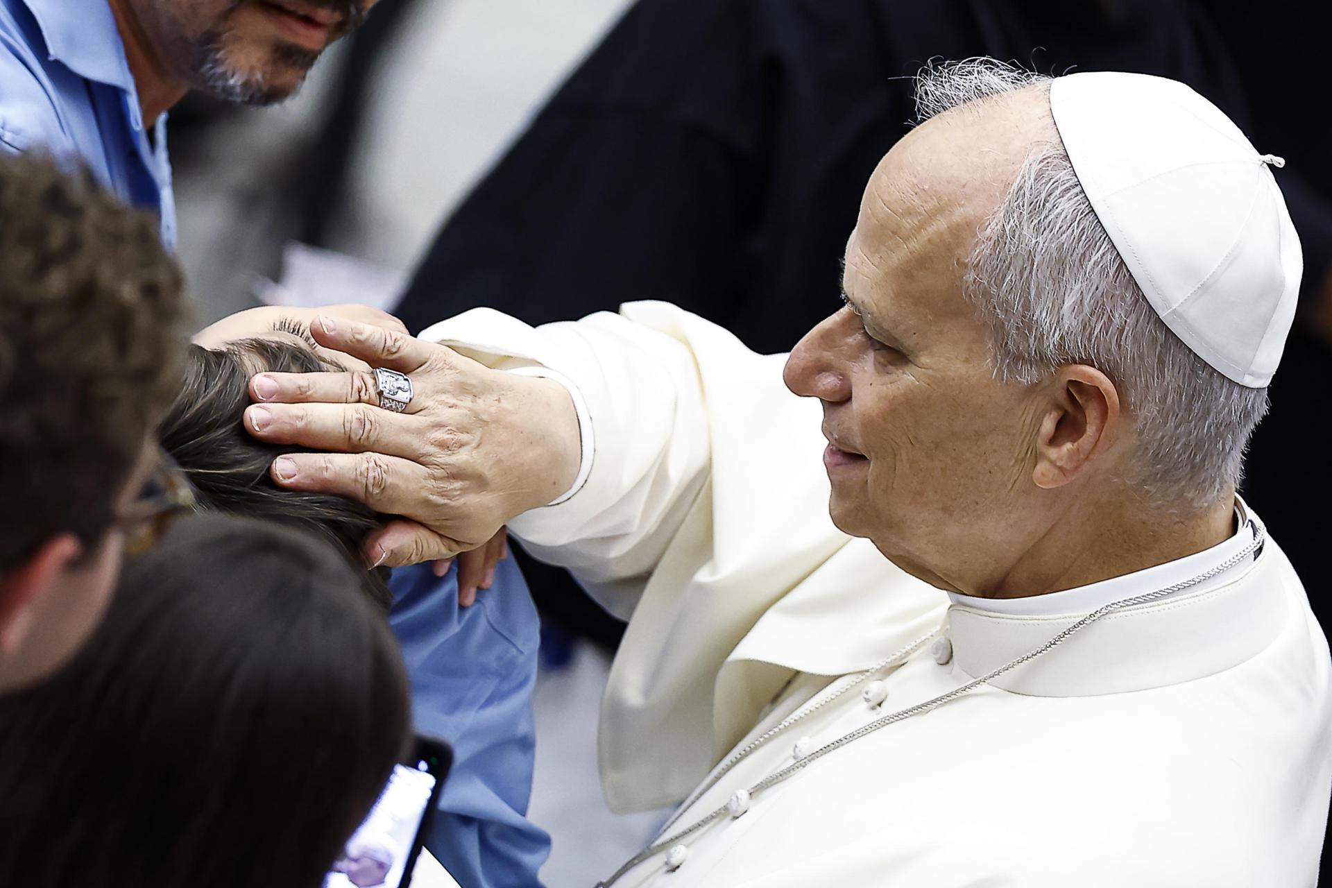 El papa León XIV (R) bendice a un fiel durante la Audiencia General semanal en el Aula Pablo VI, Ciudad del Vaticano, 13 de agosto de 2025. (Papa) 
EFE/EPA/ANGELO CARCONI
//////////
Vatican City (Vatican City State (Holy See)), 13/08/2025.- Pope Leo XIV (R) blesses a faithful during the weekly General Audience in the Paul VI Hall, Vatican City, 13 August 2025. (Papa) EFE/EPA/ANGELO CARCONI