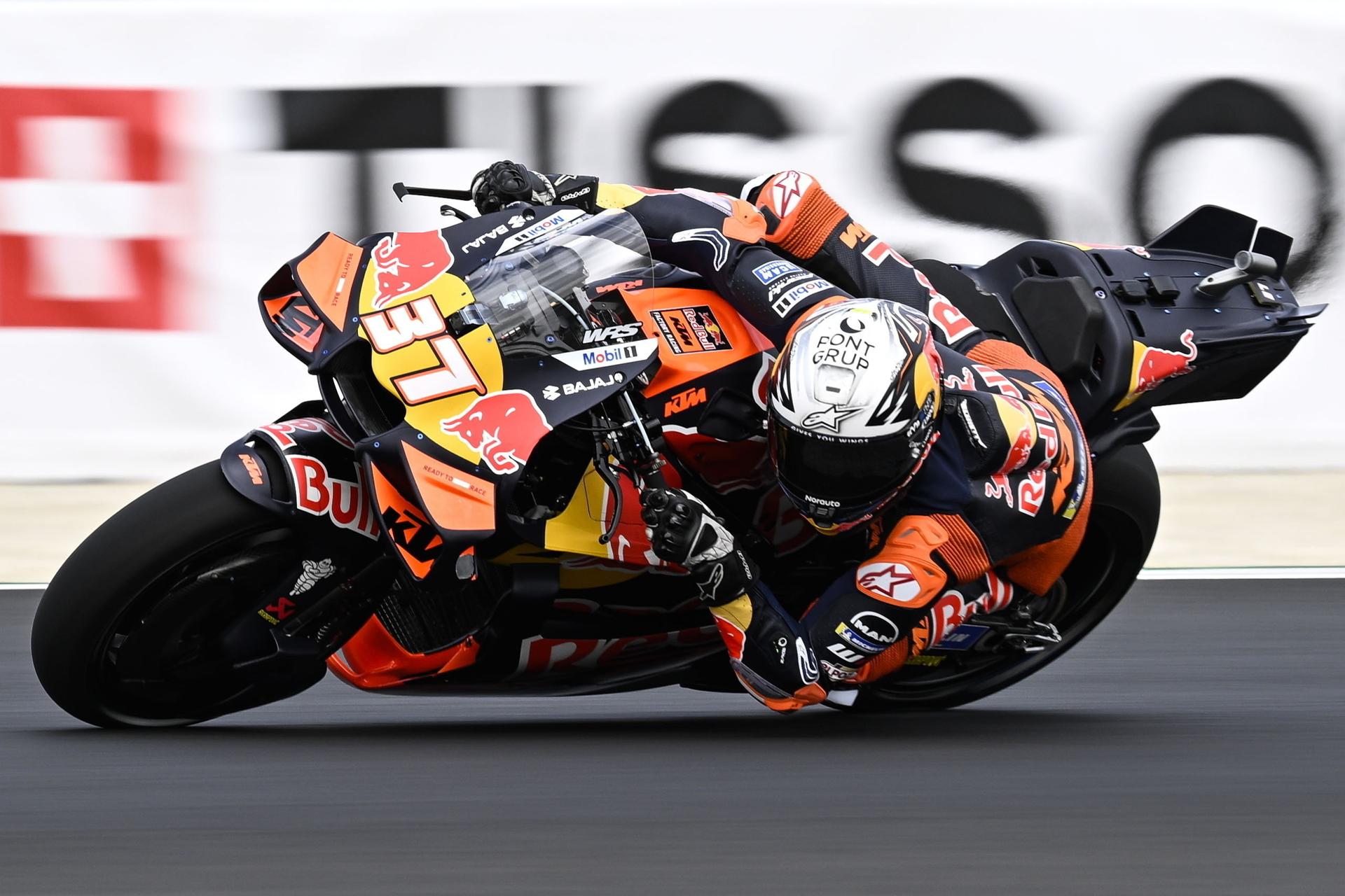 El español Pedro 'Tiburón' Acosta (KTM RC 16) durante la práctica oficial para el Gran Premio de Hungría de MotoGP, en el circuito Balaton Park, este viernes. EFE/EPA/Boglarka Bodnar