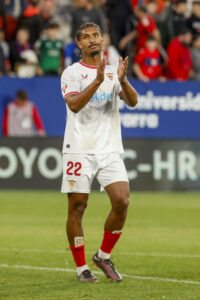 El defensa del Sevilla Loic Bade al finalizar el partido de la jornada 33 de LaLiga EA Sports en foto de archivo de Villar López. EFE