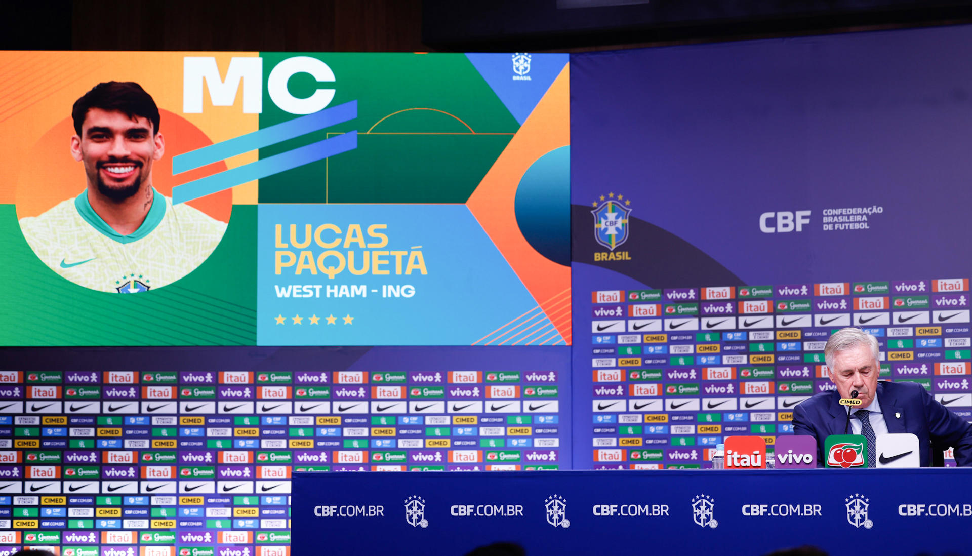 El seleccionador de Brasil, el italiano Carlo Ancelotti, habla durante una rueda de prensa este lunes en la sede de la Confederación Brasileña de Fútbol en Rio de Janeiro. EFE/ Antonio Lacerda
