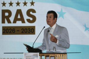 El candidato a la presidencia de Honduras por el Partido Liberal, Salvador Nasralla, al intervenir este martes, 5 de agosto, durante la firma del acuerdo anticorrupción, Honduras primero: una promesa que se exige, un deber que se cumple, en Tegucigalpa (Honduras). EFE/Gustavo Amador