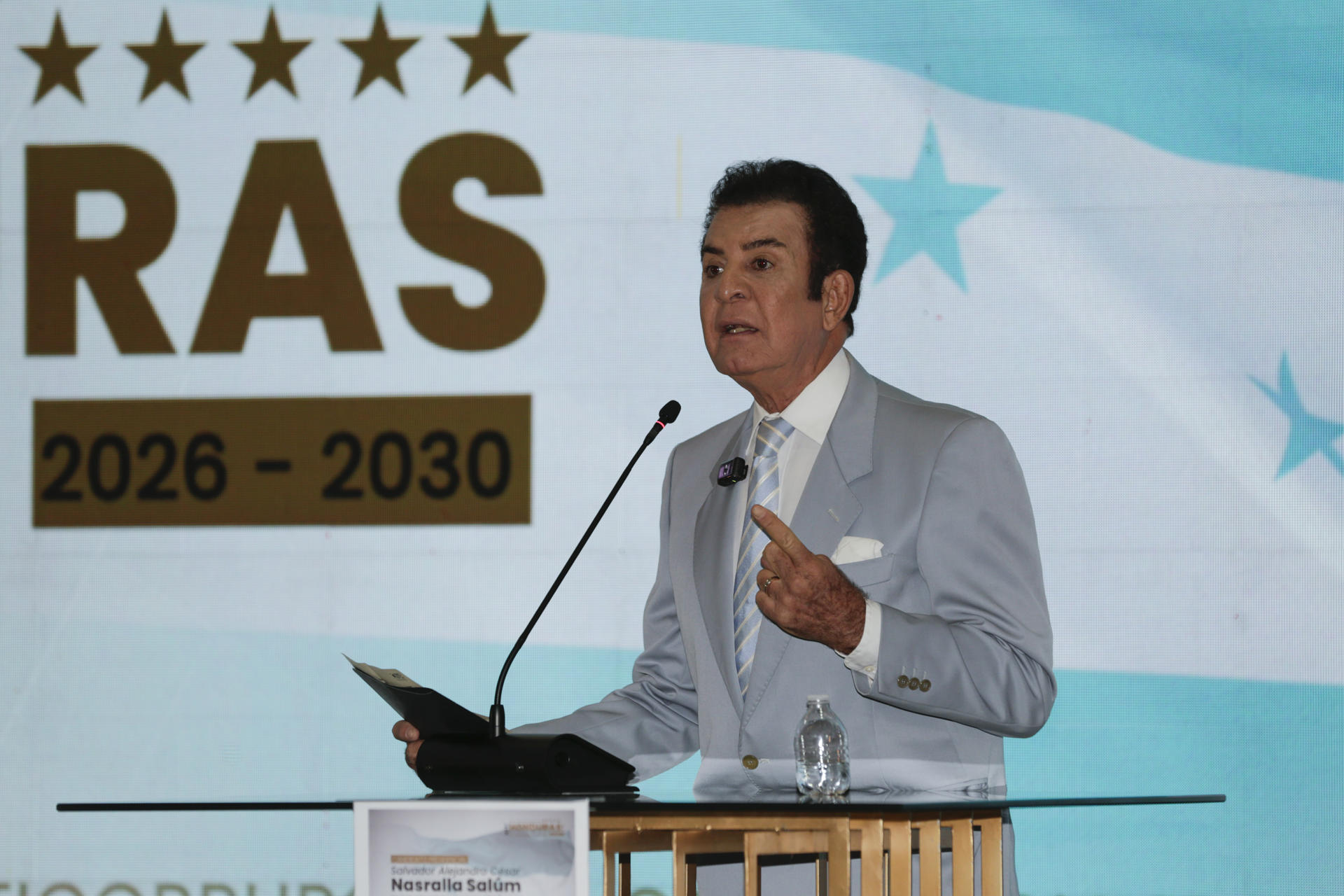 El candidato a la presidencia de Honduras por el Partido Liberal, Salvador Nasralla, al intervenir este martes, 5 de agosto, durante la firma del acuerdo anticorrupción, Honduras primero: una promesa que se exige, un deber que se cumple, en Tegucigalpa (Honduras). EFE/Gustavo Amador