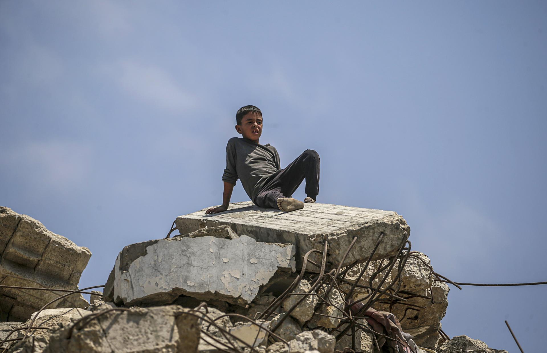 Un niño palestino se sienta sobre los escombros de un edificio destruido en la parte norte de la Franja de Gaza. EFE/MOHAMMED SABER
//////////
Northern Gaza (-), 08/08/2025.- A Palestinian boy sits over the rubble of a destroyed building in the northern part of the Gaza Strip, 08 August 2025. EFE/EPA/MOHAMMED SABER