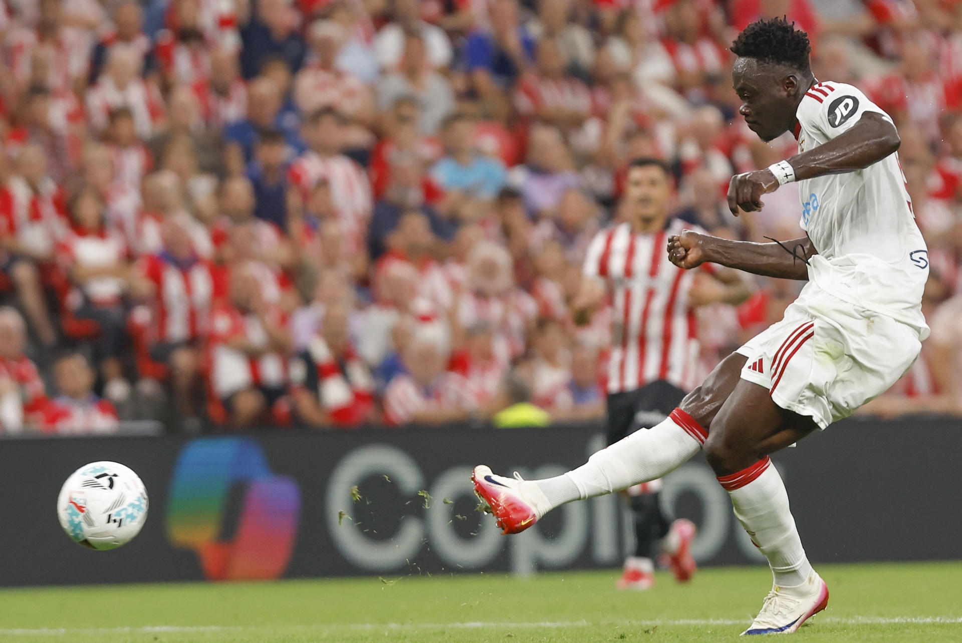 El delantero nigeriano del Sevilla FC Akor Adams dispara a puerta durante el partido de la primera jornada de LaLiga que Athletic de Bilbao y Sevilla FC disputan en San Mamés. EFE/Miguel Toña
