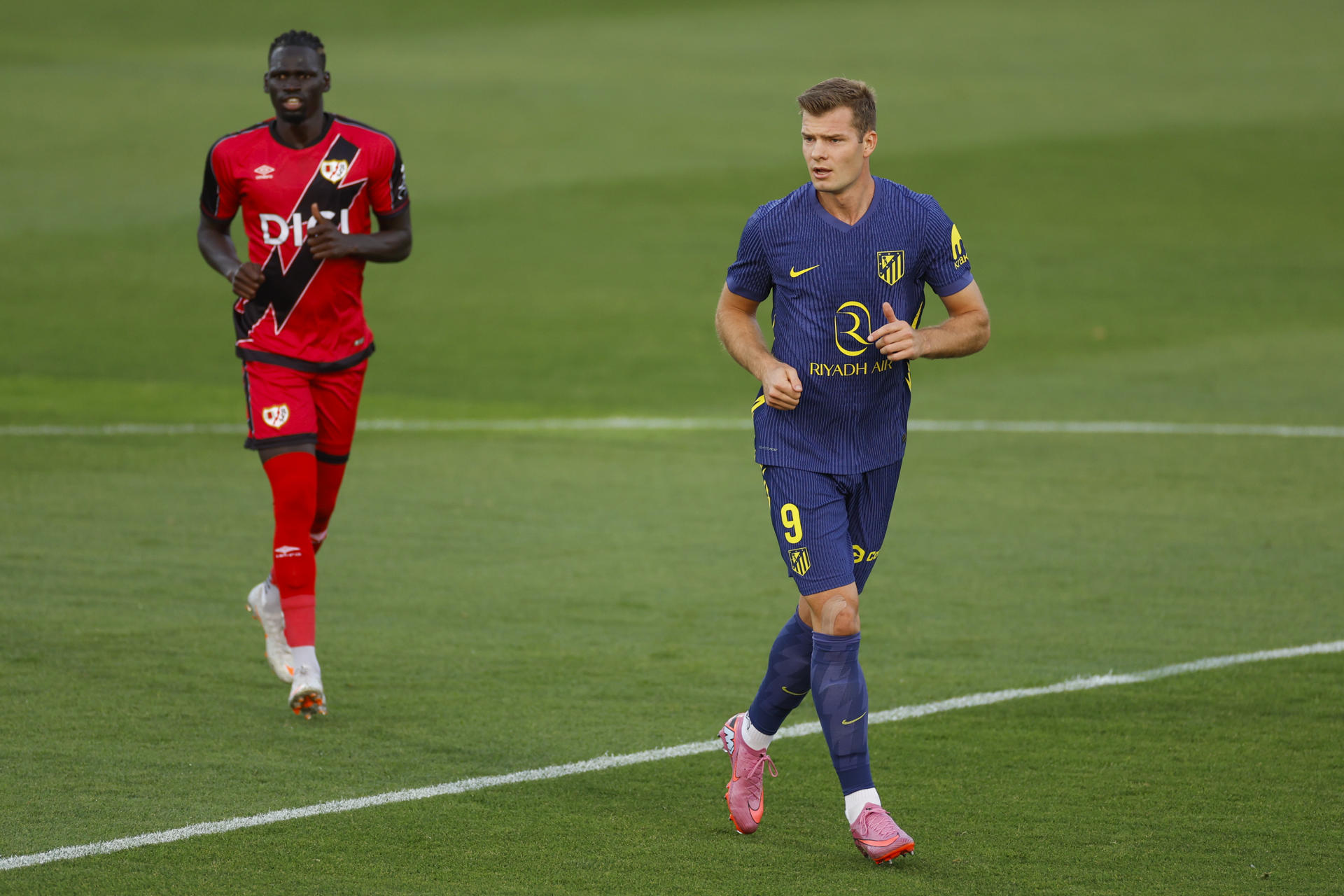 El delantero noruego del Atlético de Madrid Alexander Sørloth (d) durante el partido amistoso que Atlético de Madrid y Rayo Vallecano jugaron este miércoles en Majadahonda, Madrid. EFE/Mariscal