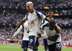El jugador Richarlison, del Tottenham Hotspur (C), celebra el segundo gol de su equipo durante el partido de la Premier League que han jugado Tottenham Hotspur y Burnley FC, en Londres, Reino Unido. EFE/EPA/NEIL HALL