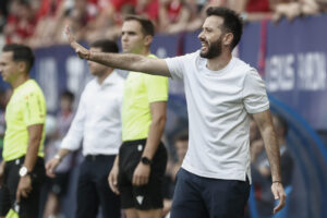 Imagen de archivo del entrenador del Valencia, Carlos Corberán. EFE/ Jesús Diges