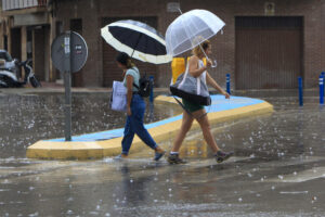 Imagen de archivo de una calle bajo la lluvia en Alicante. EFE/Morell