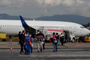 Fotografía de archivo de un vuelo de deportación de guatemaltecos desde Estados Unidos. EFE/ Esteban Biba