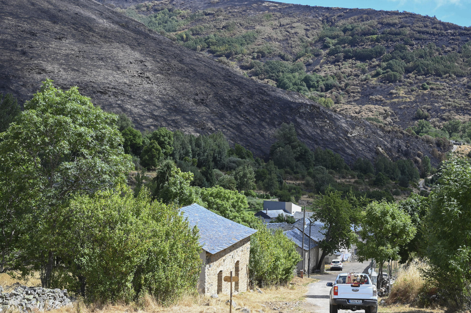 Imagen del incendio de Fasgar (León), que lleva activo desde el pasado 8 de agosto. EFE/ J. Casares