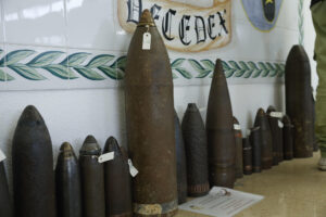 Las instalaciones del Servicio de Desactivación de Explosivos y Defensa NRBQ (SEDEX-NRBQ) de la Guardia Civil, con sede en la localidad madrileña de Valdemoro, se han convertido casi en un museo, porque en sus pasillos y vitrinas se exponen decenas de piezas de la Guerra Civil que han sido incautadas a personas que se dedican a buscarlas, vaciarlas y utilizarlas de adorno. Otros artefactos de la muestra son algunos que cuando iban a ser desactivados, no tenían dentro el explosivo necesario para romper el contenedor. Ya inservibles también, los agentes los han restaurado para exponerlos. Valladolid, Villanueva de la Serena (Badajoz), Cartagena... son algunos de los lugares en los que en las últimas semanas han sido desactivados artefactos de la Guerra Civil. Han engrosado la lista de los entre 4.000 y 6.000 que se encuentran al año en España, objetos muy preciados para coleccionistas pero peligrosos. EFE/J.P.Gandul