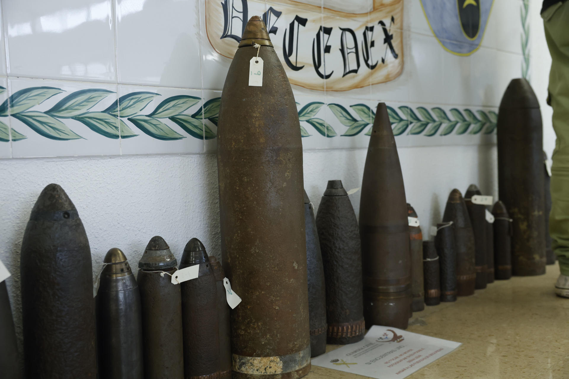Las instalaciones del Servicio de Desactivación de Explosivos y Defensa NRBQ (SEDEX-NRBQ) de la Guardia Civil, con sede en la localidad madrileña de Valdemoro, se han convertido casi en un museo, porque en sus pasillos y vitrinas se exponen decenas de piezas de la Guerra Civil que han sido incautadas a personas que se dedican a buscarlas, vaciarlas y utilizarlas de adorno. Otros artefactos de la muestra son algunos que cuando iban a ser desactivados, no tenían dentro el explosivo necesario para romper el contenedor. Ya inservibles también, los agentes los han restaurado para exponerlos. Valladolid, Villanueva de la Serena (Badajoz), Cartagena... son algunos de los lugares en los que en las últimas semanas han sido desactivados artefactos de la Guerra Civil. Han engrosado la lista de los entre 4.000 y 6.000 que se encuentran al año en España, objetos muy preciados para coleccionistas pero peligrosos. EFE/J.P.Gandul