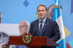 El director del Instituto Guatemalteco de Turismo (INGUAT), Harris Whitbeck, habla en una rueda de prensa este lunes, en el Palacio Nacional de la Cultura en Ciudad de Guatemala (Guatemala). EFE/ Mariano Macz