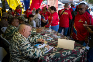 Personas participan en una jornada de alistamiento de milicianos este sábado, en Caracas (Venezuela). EFE/ Miguel Gutiérrez