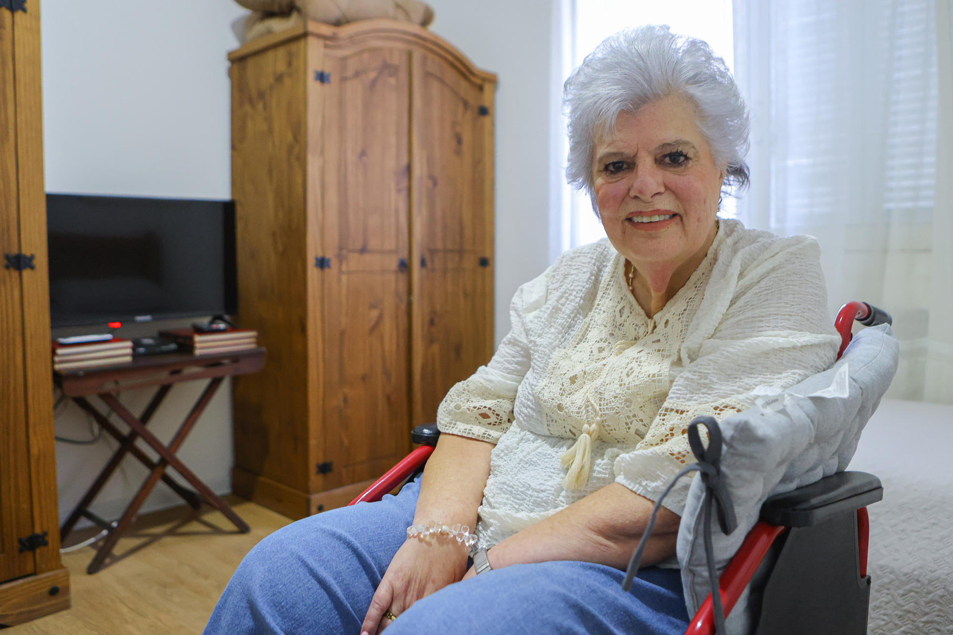 Beatriz Gelós, paciente con Esclerosis Lateral Amiotrófica (ELA), posa durante una entrevista con EFE este martes, en Montevideo (Uruguay). EFE/ Gastón Britos
