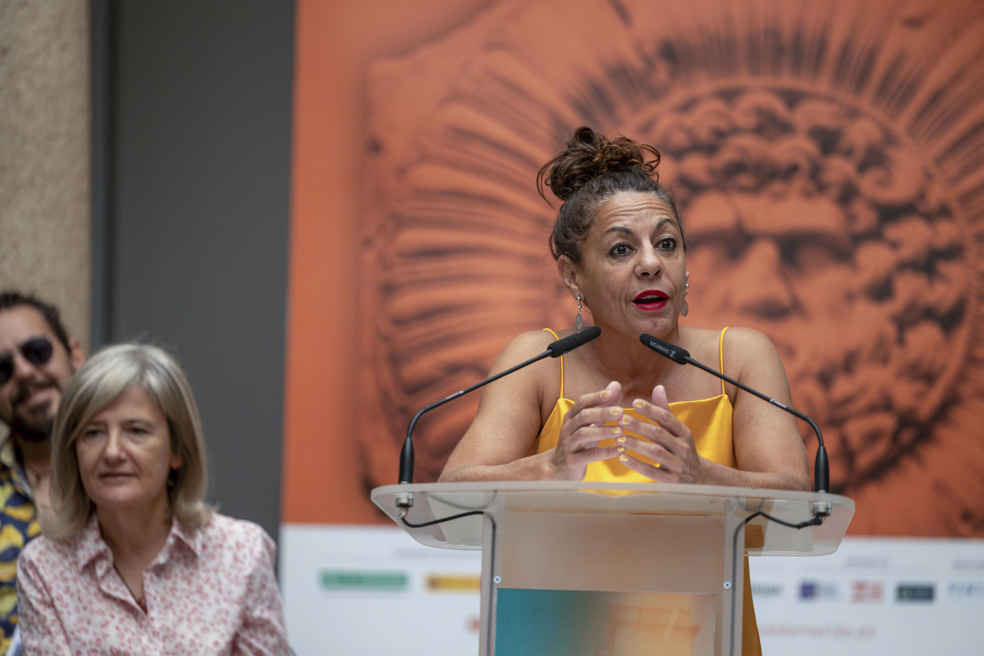 El 71 Festival Internacional de Teatro Clásico de Mérida presenta en rueda de prensa su próximo estreno, "Los hermanos", de Terencio, dirigida por Chiqui Carabante y protagonizada por Pepón Nieto, una comedia que trata sobre qué educación es mejor, una severa y rígida, u otra más liberal y abierta. En la imagen, la actriz Cristina Medina, durante su intervención en la presentación, este lunes. EFE/Jero Morales