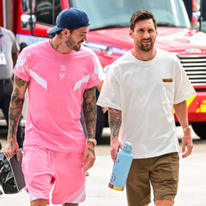 Lionel Messi (d) camina junto a Rodrigo de Paul este miércoles a su llegada al estadio Chase en Fort Lauderdale (EE. UU.), para el partido del Inter Miami ante Tigres por cuartos de final de la Leagues Cup. EFE/ Giorgio Viera