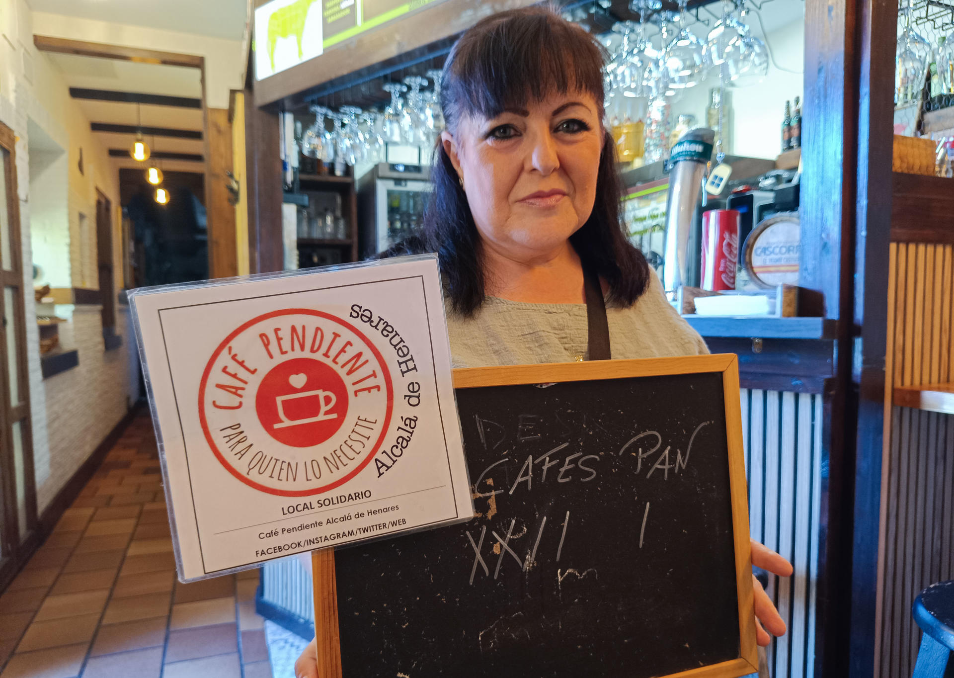 Julia Iniesta, impulsora de la iniciativa Café Pendiente, Alcalá de Henares, una red de vecinos solidarios que hace siete años coordina a ciudadanos y comercios en Alcalá de Henares para responder a las necesidades básicas de las personas más humildes de la localidad, como alimentos o productos de higiene y medicamentos. EFE/ Guillermo Martínez