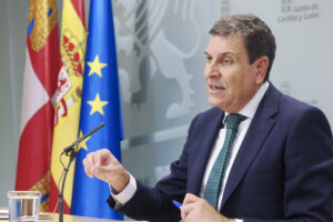 El portavoz de la Junta de Castilla y León, Carlos Fernández Carriedo, comparece en la rueda de prensa posterior al Consejo de Gobierno. EFE/R. García