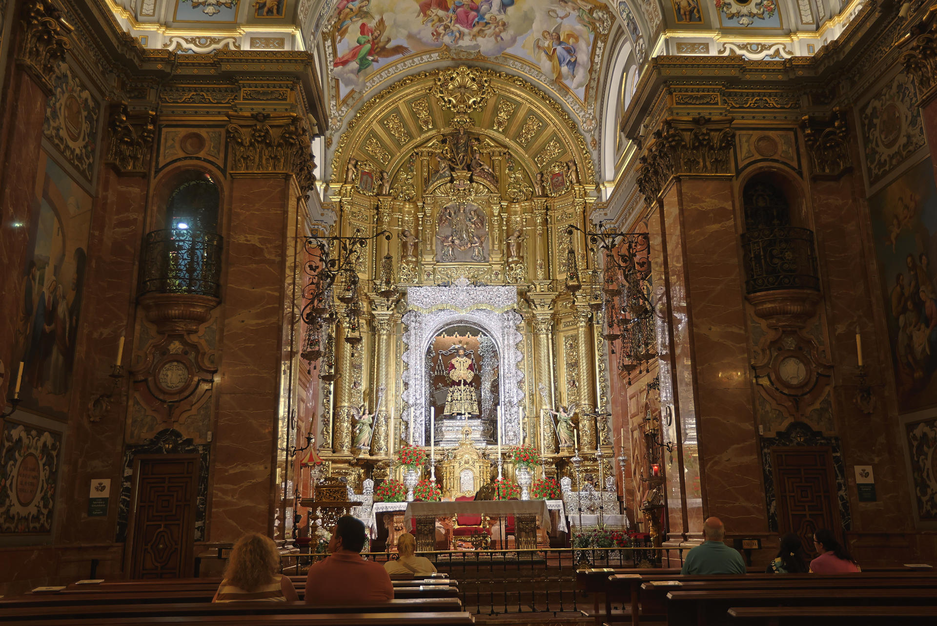 Imagen de Jesús de la Sentencia colocado en el lugar de la Esperanza Macarena en la basílica de Sevilla tras ser retirada esta para iniciar su restauración más intensa, que fue aprobada por los hermanos en un cabildo extraordinario el pasado 29 de julio. EFE /José Manuel Vidal
