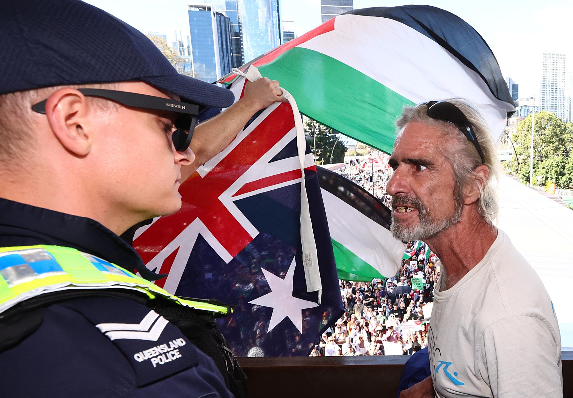 BRISBANE (Australia), 24/08/2025.- Un policía y un manifestante durante una marcha pro-Palestina en Brisbane, Australia. EFE/EPA/JASON O'BRIEN NO ARCHIVING AUSTRALIA AND NEW ZEALAND OUT