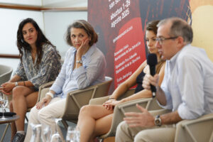 El director de la Quincena Musical de San Sebastián, Patrick Alfaya (d), acompañado de la asistente de dirección, Dany Lévêque (2i), y de las bailarinas, Araleci Caro Regalón (i), y Micol Taiana (2d), del Ballet Preljocaj, presenta este viernes el 'Requiem (s)', dos años después de llevar al escenario del Kursaal su versión de 'El lago de los cisnes', de Tchaikovsky. EFE/Juan Herrero.