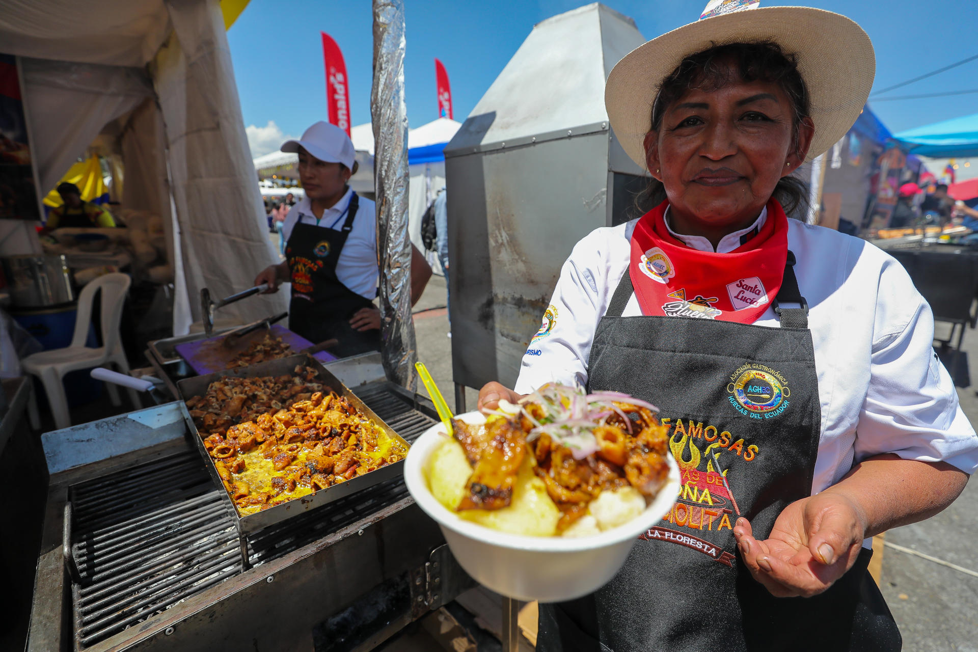 Una mujer vende alimentos durante la cuarta edición del Hueca Fest este viernes, en Quito (Ecuador). EFE/ José Jácome