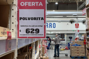 Fotografía de archivo de un cartel de oferta en un supermercado mayorista en Buenos Aires (Argentina). EFE/Juan Ignacio Roncoroni