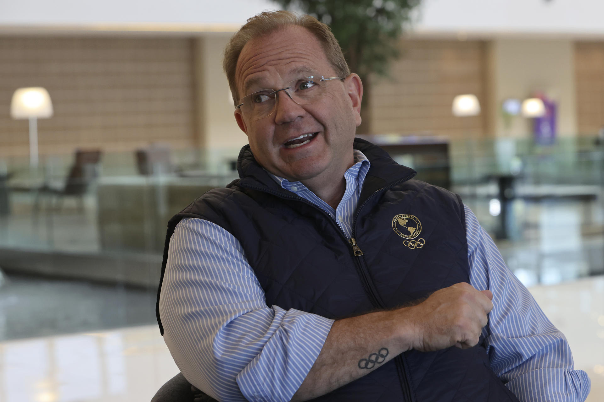 El presidente del Comité Olímpico Paraguayo (COP), Camilo Pérez, habla en una entrevista con EFE en Luque (Paraguay). EFE/Rodrigo Sepulveda