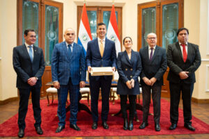 Fotografía cedida por la Secretaría Nacional de Cultura donde se ven el presidente de Paraguay, Santiago Peña (c), junto a la ministra de la Secretaría Nacional de Cultura (SNC), Adriana Ortiz (3-d), el canciller, Rubén Ramírez (1-i), el presidente del Senado, Basilio Núñez (2-i), el presidente de la Corte Suprema, César Diesel (2-d); y el director del Archivo Nacional, Vicente Arrua (1-d), este miércoles, en Asunción (Paraguay). EFE/ Secretaría Nacional de Cultura