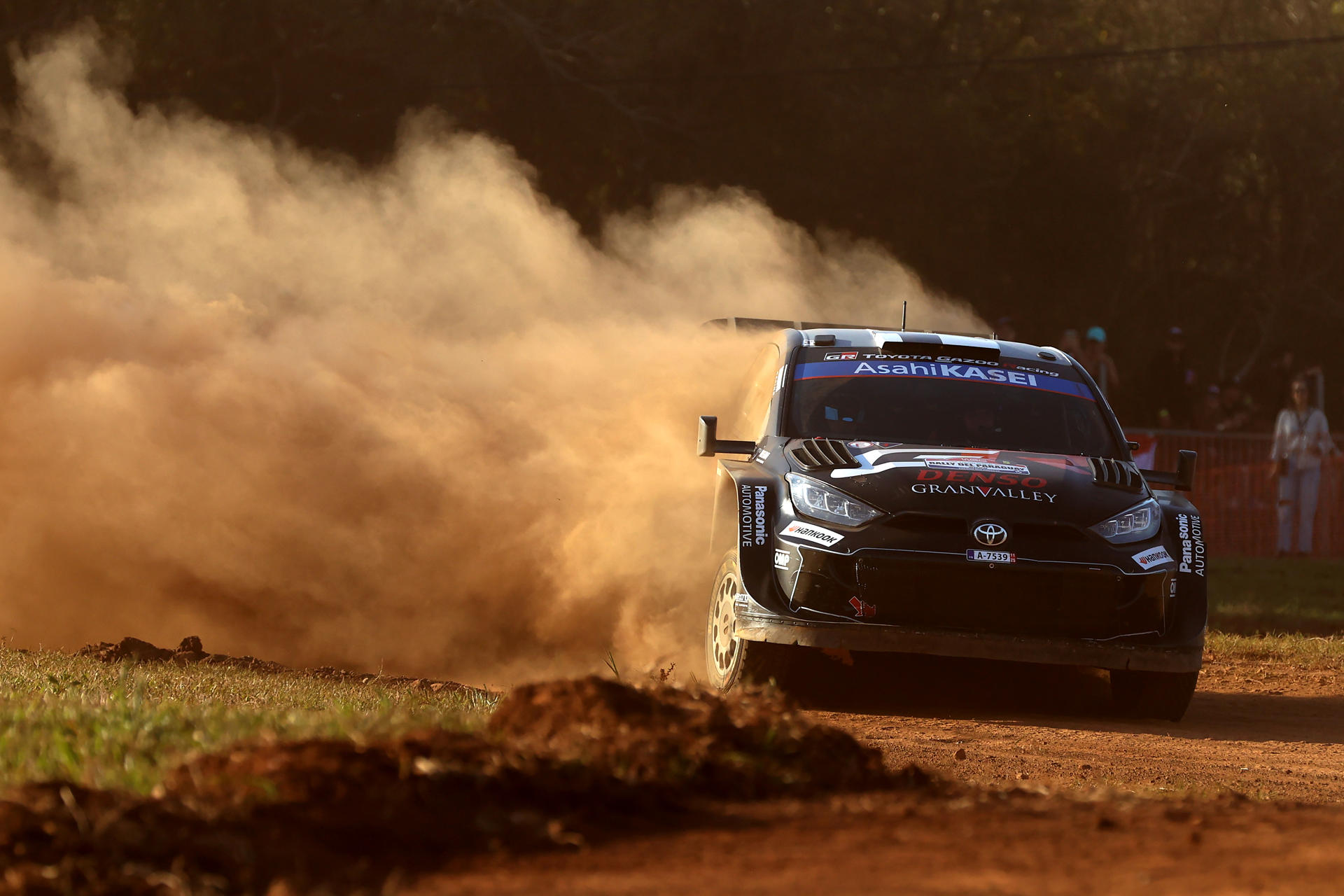 Los pilotos de Finlandia Kalle Rovanperä y Jonne Halttunen del equipo Toyota Gazoo Racing WRT compiten este viernes, en la primera jornada del Rally de Paraguay del Campeonato Mundial de Rallies (WRC). EFE/ Juan Pablo Pino