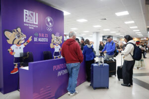 Las delegaciones participantes en los II Juegos Panamericanos Junior ASU2025 llegan al Aeropuerto Internacional Silvio Pettirossi en Luque (Paraguay). EFE/Juan Pablo Pino